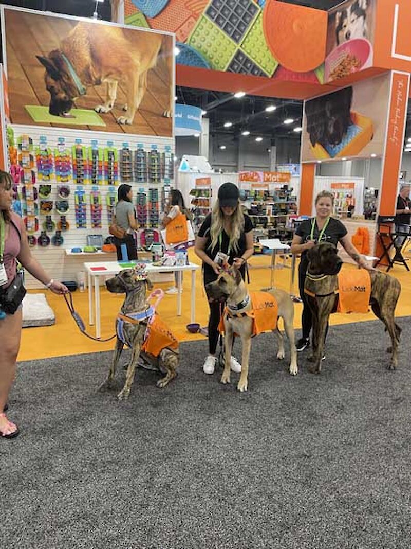 LickiMat dogs at the ready at Superzoo 2023